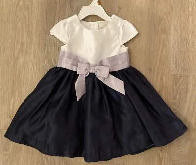 Vestido ocasional Crazy 8 feminino tamanho 12-18 meses azul marinho e branco com laço roxo  - Imagem 1 de 4
