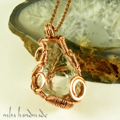 Colgante de cristal de prasiolita (amatista verde) envuelto en alambre de cobre joyería única Foto 1 de 4