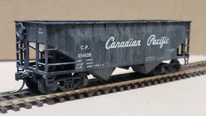 Athearn (Blue Box) HO - Canadian Pacific (CP) 36' 2 Bay Hopper Lightly Weathered - Picture 1 of 14