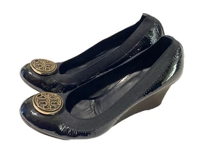 Zapatos de tacón Tory Burch Caroline de charol negro con cuña para mujer talla 7M - Imagen 1 de 19