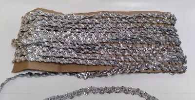 Lentejuelas de 3/8" cosidas en un estante Rick borde plateado para durabilidad 8 yardas continuas  Foto 1 de 4