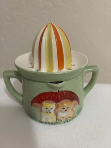 Escariador/exprimidor DE COLECCIÓN verde claro con gato y perro bajo paraguas 75/476 Japón - Imagen 1 de 4