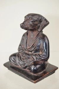 FEIN AUSGEFORMTE BRONZE FIGUR - SITZENDER MEDITIERENDER HUND - CHINA ODER JAPAN - Bild 1 von 8