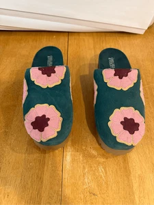 Chelsea & Violet Arden Suede Floral Platform Clogs Shoes Womens SZ 7.5 - Picture 1 of 11