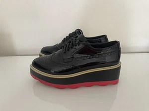 Zapatos con cordones Oxford estilo plataforma Prada rojos y negros - Imagen 1 de 7