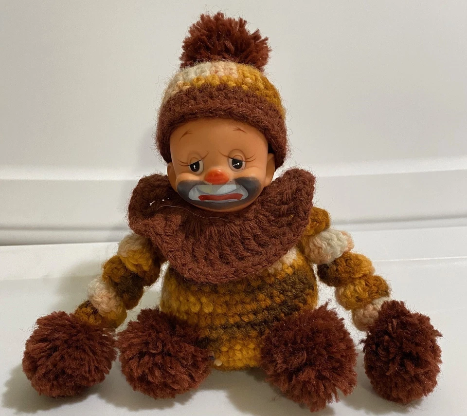 Boneca palhaço sentada vintage da década de 1970, feita à mão, de crochê, 6 1/2" sentada - Imagem 1 de 1