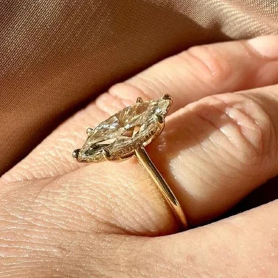 Anillo de compromiso de diamantes cultivados en laboratorio de 4,10 quilates talla marquesa G/VS1 de oro amarillo de 14 k Foto 1 de 4