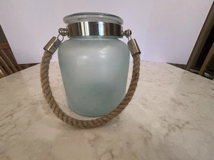 Laterne aus mattiertem blauem Glas mit Metallband und Seilgriff 8”H 5”Top D 6,5”D - Bild 1 von 13