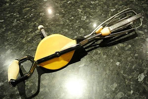 Batidora enrollada a mano de whisk retro vintage de los años 50 de PRESTIGE - Imagen 1 de 6