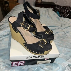 Sandalias Bullboxer de cuña alta para dama talla 6 usadas con caja de gamuza negra - Imagen 1 de 7