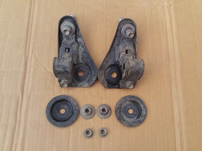 Soporte de retención de barra estabilizadora travesaño trasero Toyota Camry con pernos y bujes Foto 1 de 4