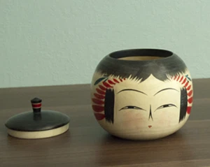 Estuche Accesorio Muñeca Madera Tradicional Japonesa Kokeshi con Tapa 10x10cm Hecho a Mano - Imagen 1 de 9