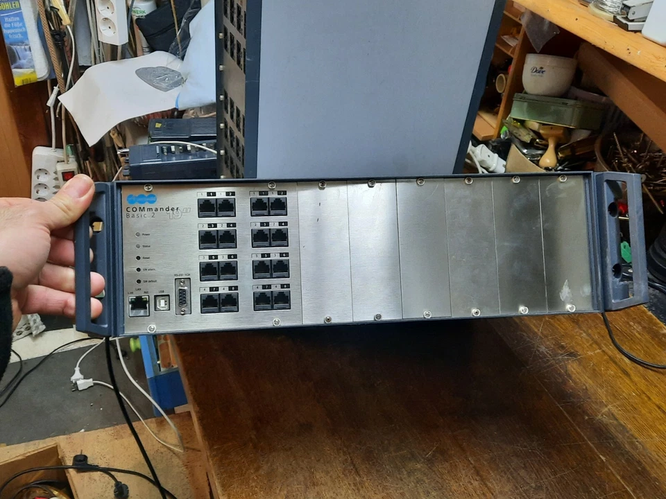 Guter Auerswald COMmander Basic 2 19" TK Anlage, 230V + Griff  - Bild 1 von 4