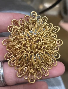 Vintage signierte Monet Modernist "Palazzo" goldfarbene Brosche, 1968 - Bild 1 von 7