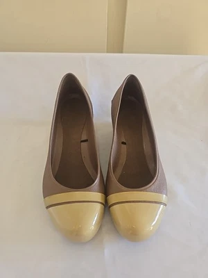 Zapatos de salón Crocs para mujer marrón de goma con tacón de cuña color topo puntera sin cordones talla 7 Foto 1 de 4