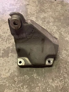 2008-2015 MERCEDES W204 C63 AMG FRONT RIGHT ENGINE BRACKET MOUNT OEM - Bild 1 von 3