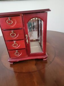 Ładne drewniane i szklane pudełko na biżuterię o wysokości 10-1/2". Szklane drzwi i 4 szuflady boczne
