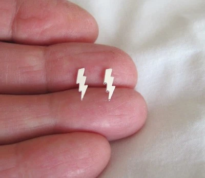 Pendientes de plata de ley de 10 mm delicados poste relámpago. Foto 1 de 3