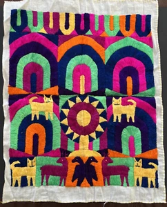 De Colección PAYA Guatemala Arte Popular Bordado Textil Gatos Ciervos Pájaros Colgante de Pared C - Imagen 1 de 6