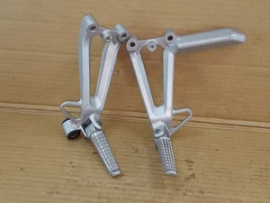 Conjunto de reposapiés/colgador trasero diestro y derecho HONDA CBR600F 1999-2004 - Imagen 1 de 8