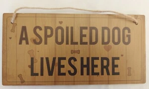 "A Spoiled Dog Lives Here" Novelty Dog Sign - Foto 1 di 1