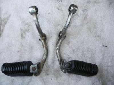 1981 YAMAHA XS850 XS 850 APOIO PARA OS PÉS DIANTEIRO ESQUERDO E DIREITO COM SUPORTE - Imagem 1 de 3