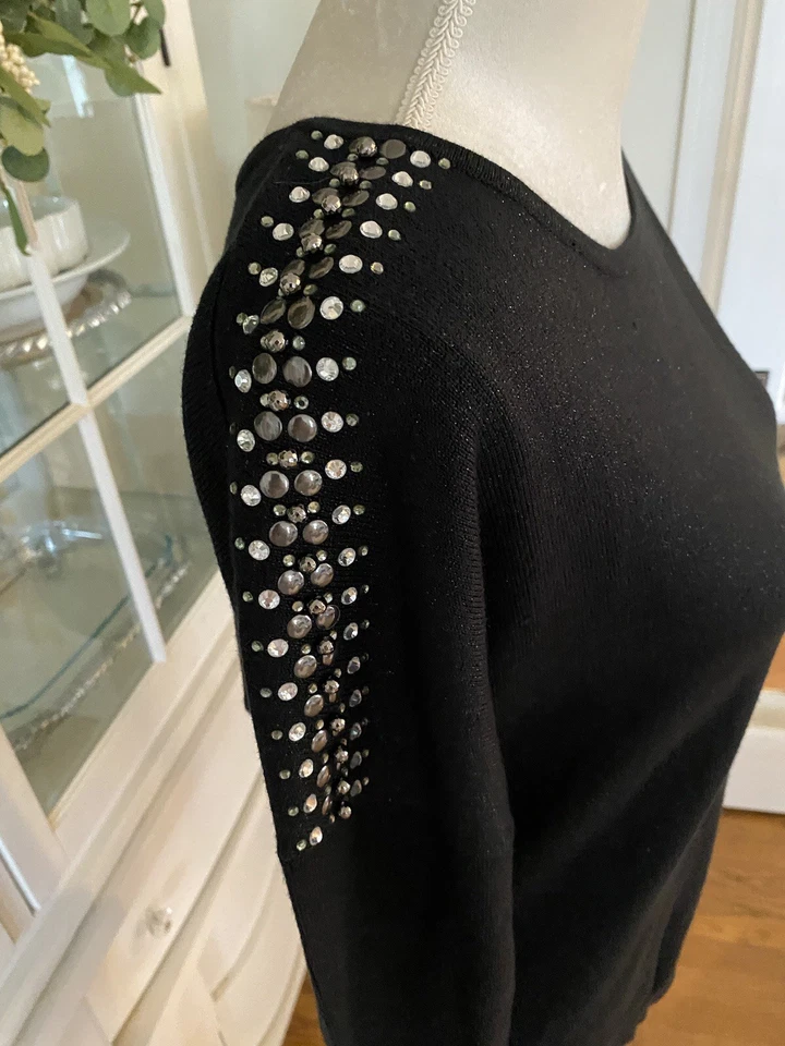 Suéter Bisou Negro Básico Tejido con Acento de Estrás Mangas con Cuentas Brillante Grande Foto 1 de 4