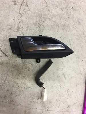 2006 INFINITI M45 LEFT SIDE INTERIOR DOOR HANDLE # 22643 - Image 1 of 2