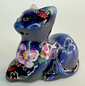 Fenton Glas Pflaume opalisierend freche Katze handbemalt floral - signiert P Lauderman - Bild 1 von 7
