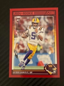 2024 Score - Jayden Daniels (RC) Rookie Red #302 Washington Commanders - Bild 1 von 2