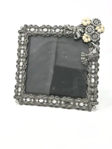 Marco de fotos con pedrería y flores 4,5"x4,5" Shabby Chic elegante metal - Imagen 1 de 9