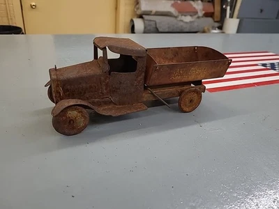 Camión de volteo de arena y grava Mack St. Louis de acero prensado Metalcraft de colección Foto 1 de 4