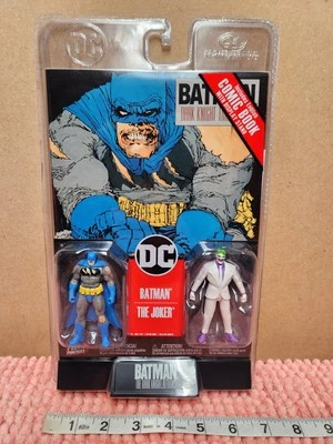 Figura McFarlane Page Punchers DC Batman El Caballero Oscuro y Joker con cómic Foto 1 de 4