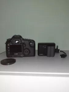 Canon EOS 30D Digital SLR camera KIT with Partially Faulty 18-55mm Lens - Picture 1 of 2