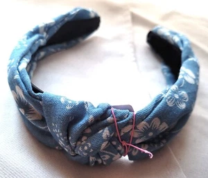NUEVO 2,8cm Azul Claro Vaquero Tela Look Floral Estampado Flor Diadema Anudada Cabello - Imagen 1 de 2