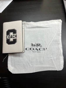 Neu mit Etikett Coach Herren 3-1 Varsity Geldbörse mit Staubschutz Einzelhandel für $ 128,00 - Bild 1 von 3