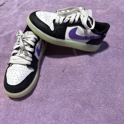 Tênis Nike Youth Air Jordan 1 tamanho 1Y retrô baixo brilho no escuro HF0411-001 - Imagem 1 de 4