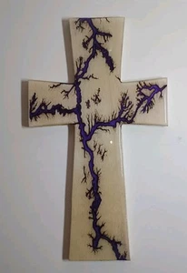 Lichtenberg Fraktal Brennen Wandbehang Kreuz mit lila Epoxid - Bild 1 von 3