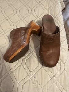 UGG Women's Brown Abbie Leather Studded Sheepskin Lined Heeled Mule Clogs Size 8 - Picture 1 of 10