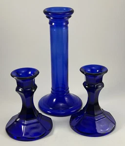 Juego de 3 candelabros de pedestal y columna de vidrio azul cobalto de colección - Imagen 1 de 9