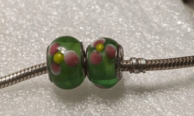 2件套潘多拉绿色穆拉诺玻璃小饰品带白色和粉红色花朵 — 第 1/2 张图片