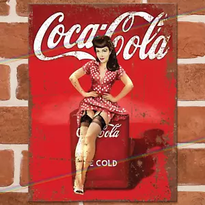 Poster COCA COLA PIN UP RAGAZZA Insegna Metallo Uomo Grotta Parete Capannone Vintage Latta - Foto 1 di 3