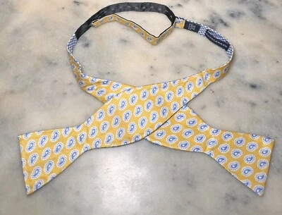 Pajarita reversible de mezcla de algodón y seda Saddlebred cachemira geométrica amarillo azul Foto 1 de 4