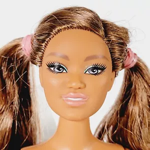 BARBIE FASHIONISTA NUDA CURVY, BRUNA CON CODA DI MAIALE, BAMBOLA MOLTO CONCIATA - Foto 1 di 8