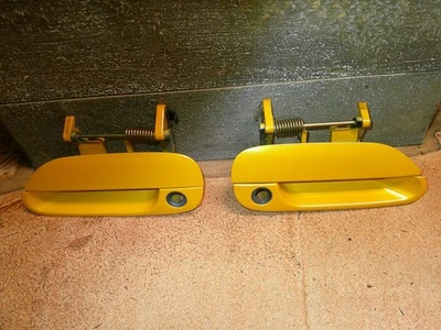 PAR DE MANIJAS DE PUERTA EXTERIOR MAZDA MIATA 99-05, AMARILLO ARDIENTE MICA Foto 1 de 4