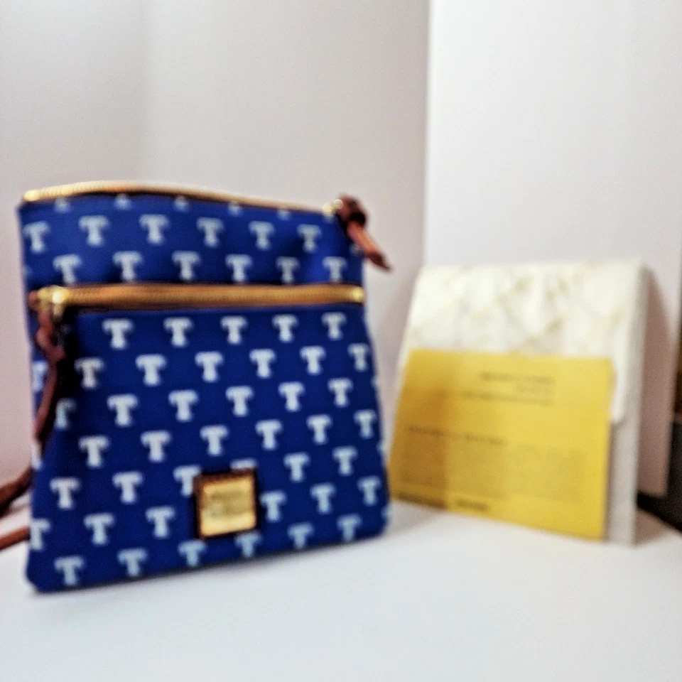 Карта Dooney & Bourke MLB Texas Rangers на двойной молнии через плечо с синим белым логотипом рег. - Изображение 1 из 4