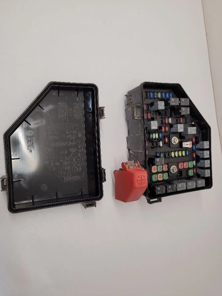 2013 - 2014 GMC ACADIA Fuse Box Engine Tow Package Without HID  - Imagem 1 de 4