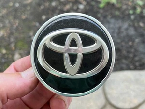 TOYOTA CAMRY AVALON SIENNA HIGHLANDER OEM WHEEL CENTER CAP BLACK 42603-08010 - Picture 1 of 3