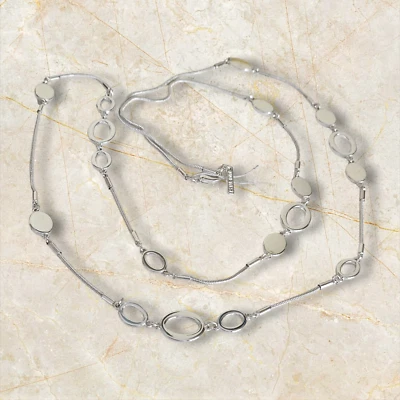 Moderno collar de cadena en tono plata con grandes eslabones circulares Foto 1 de 4