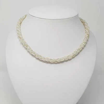 Gehäkelte Perlenkette, weiße Glasperlen & cremfarbene olivenförmige Kunstperlen - Bild 1 von 4